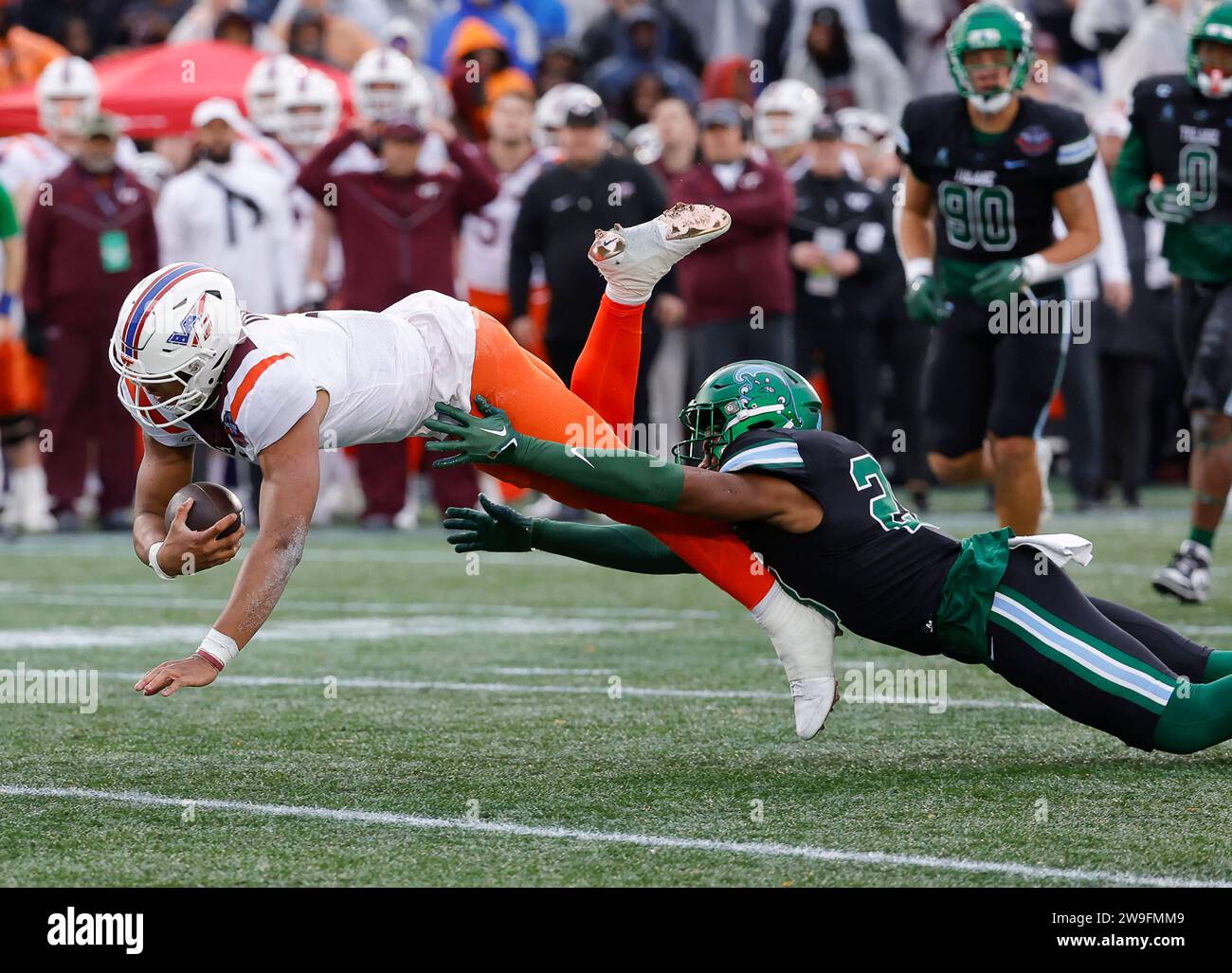 Annapolis, MD, USA. 27 dicembre 2023. Virginia Tech Hokies QB #1 Kyron Drones è scattato durante il Go Bowling Military Bowl tra il Tulane Green Wave e il Virginia Tech Hokies al Navy-Marine Corp Memorial Stadium di Annapolis, Maryland. Justin Cooper/CSM/Alamy Live News Foto Stock