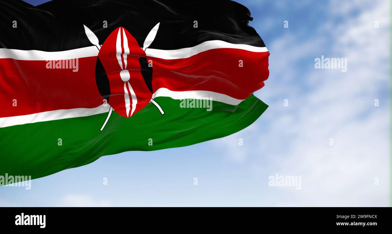 Bandiera nazionale del Kenya che sventola in una giornata limpida. Bande nere, rosse e verdi separate da linee bianche, con uno scudo Masai nero su due lance nel cen Foto Stock