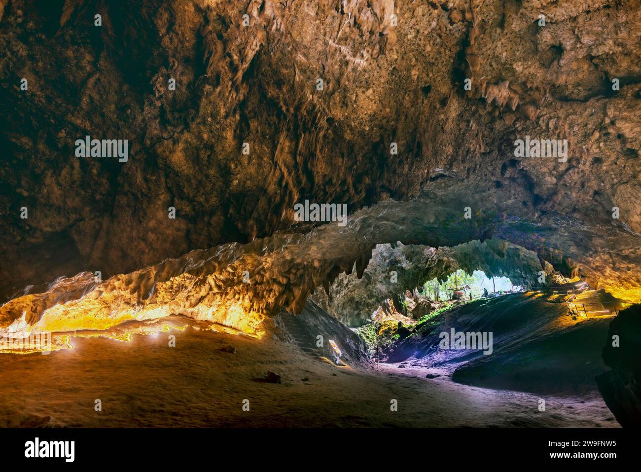 Sistema di grotte nell'estremo nord della Thailandia, nel Parco Nazionale di Thamluang Khunnam Nangnon. Ben noto come luogo in cui gli scolari tailandesi salvarono, dai subacquei delle grotte, Foto Stock