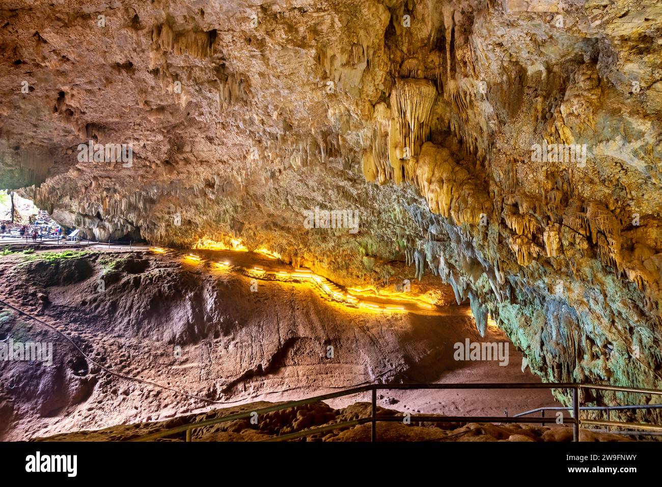 Sistema di grotte nell'estremo nord della Thailandia, nel Parco Nazionale di Thamluang Khunnam Nangnon. Ben noto come luogo in cui gli scolari tailandesi salvarono, dai subacquei delle grotte, Foto Stock