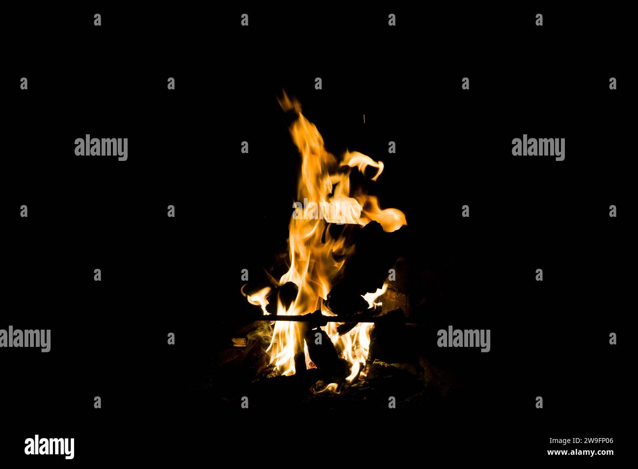 Un fuoco da campeggio in movimento, sparato di notte Foto Stock