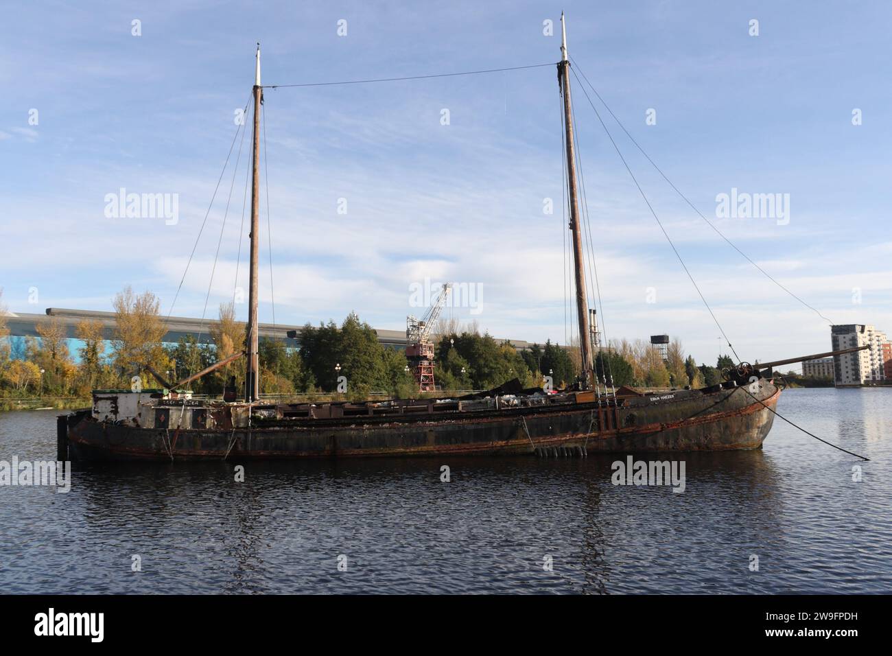 Barca a vela abbandonata Eben Haezer ormeggiata presso il Wharf sulla vecchia Bute East Dock di Cardiff, Galles, Regno Unito. Patrimonio marittimo dell'area della baia di Cardiff Foto Stock