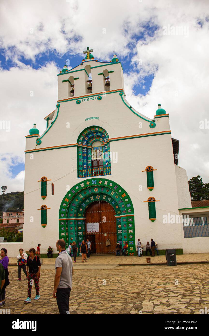 Cultura da vicino: Immagine verticale delle tradizioni indigene nell'atrio della chiesa principale di San Juan Chamula, Chiapas, Messico Foto Stock