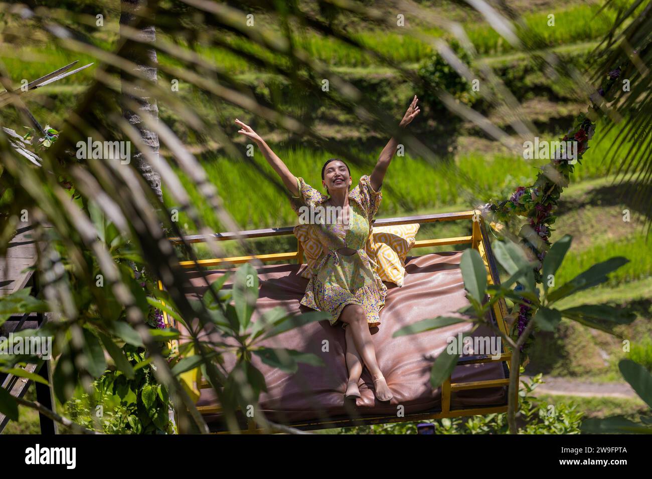 Gente in altalene nelle risaie a terrazze di Tegalagang, Bali Foto Stock