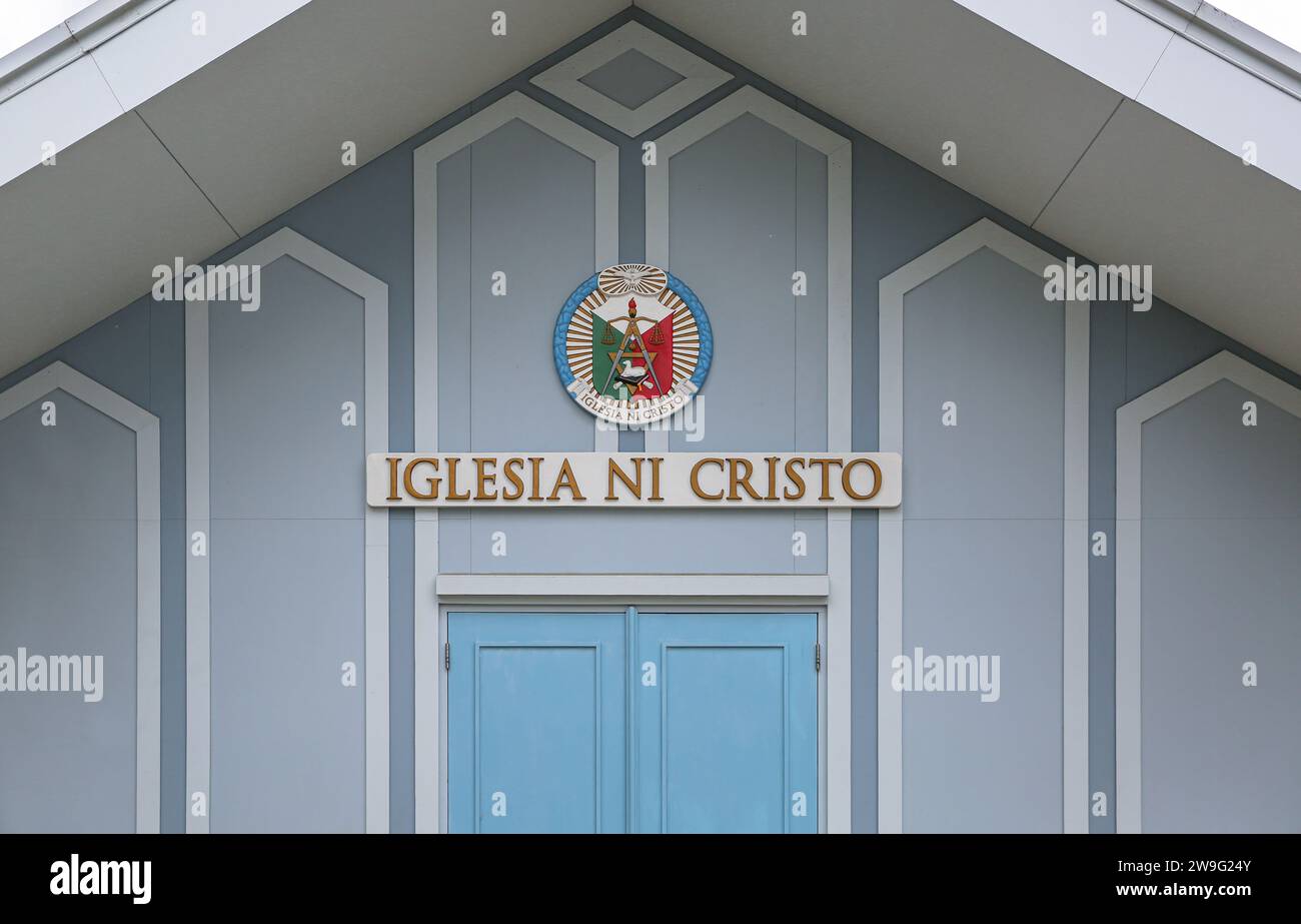 San Pablo, Filippine. 27 dicembre 2023: Iglesia ni Cristo piccolo 'locale' senza decorazioni natalizie. Nelle Filippine ossessionate dal Natale, con i centri cittadini e le chiese cattoliche romane sovradecorate, più di 4 milioni di filippini cristiani non celebrano il Natale, tra cui i testimoni di Geova, gli avventisti dei sette giorni, Pentecostali...la chiesa biblica Iglesia ni Cristo stima che la festa celebrata il 25 dicembre sia stata la festa pagana Sol Invictus e da nessuna parte nella Bibbia si dice che Gesù Cristo è nato in quel giorno o che la sua nascita dovrebbe essere commemorata.credito: Kevin Izorce/Alamy Live News Foto Stock