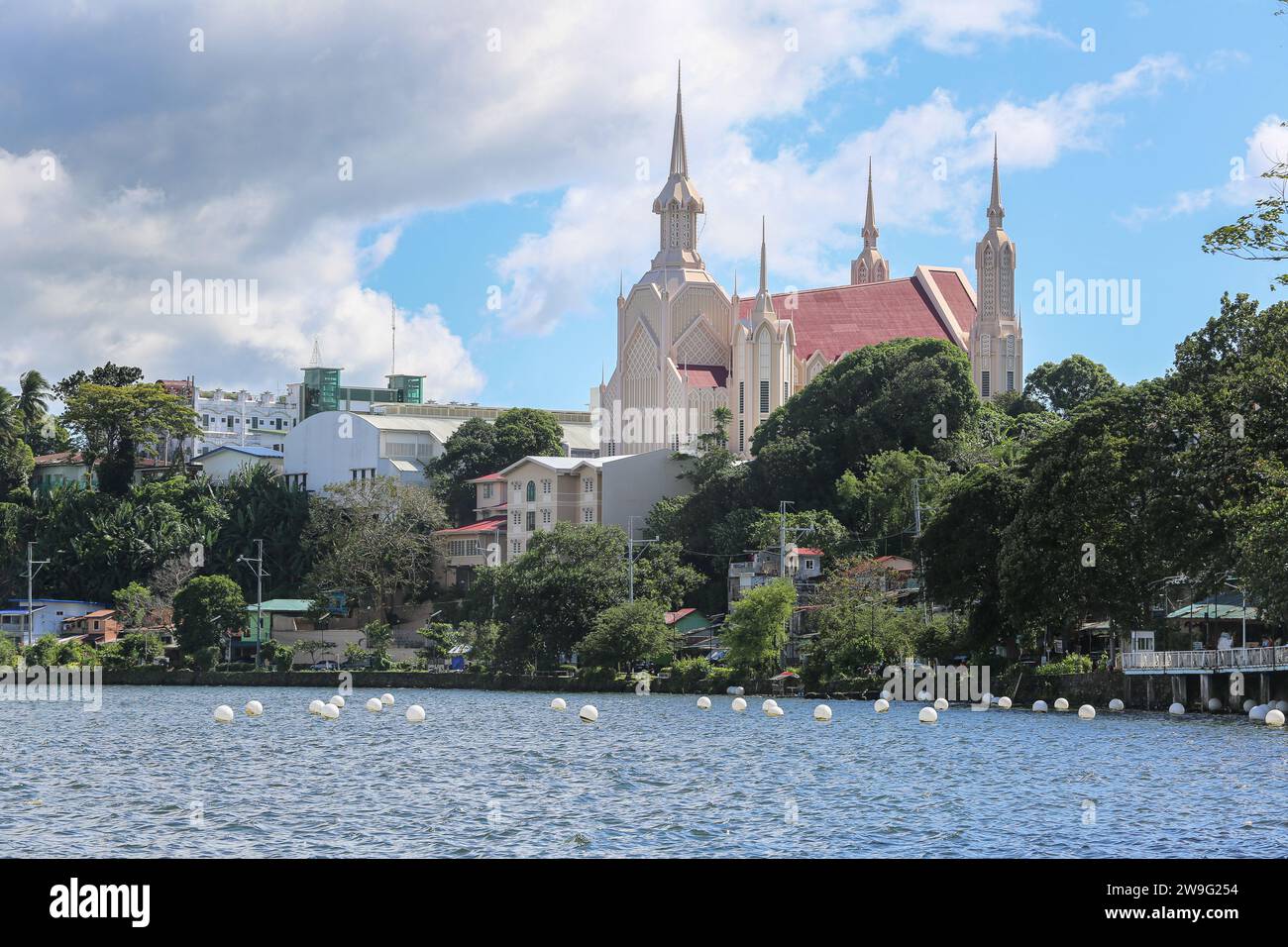 San Pablo, Filippine. 27 dicembre 2023: Iglesia ni Cristo casa di culto, Lago Sampaloc. Nelle Filippine ossessionate dal Natale, con i centri cittadini e le chiese cattoliche romane sovradecorate, più di 4 milioni di filippini cristiani non festeggiano il Natale incluso. I testimoni di Geova, gli avventisti dei sette giorni, i pentecostali... La chiesa biblica Iglesia ni Cristo stima che la festa celebrata il 25 dicembre fu la festa pagana Sol Invictus e da nessuna parte nella Bibbia si dice che Gesù Cristo è nato in quel giorno o che la sua nascita dovrebbe essere commemorata.credito: Kevin Izorce/Alamy Live News Foto Stock