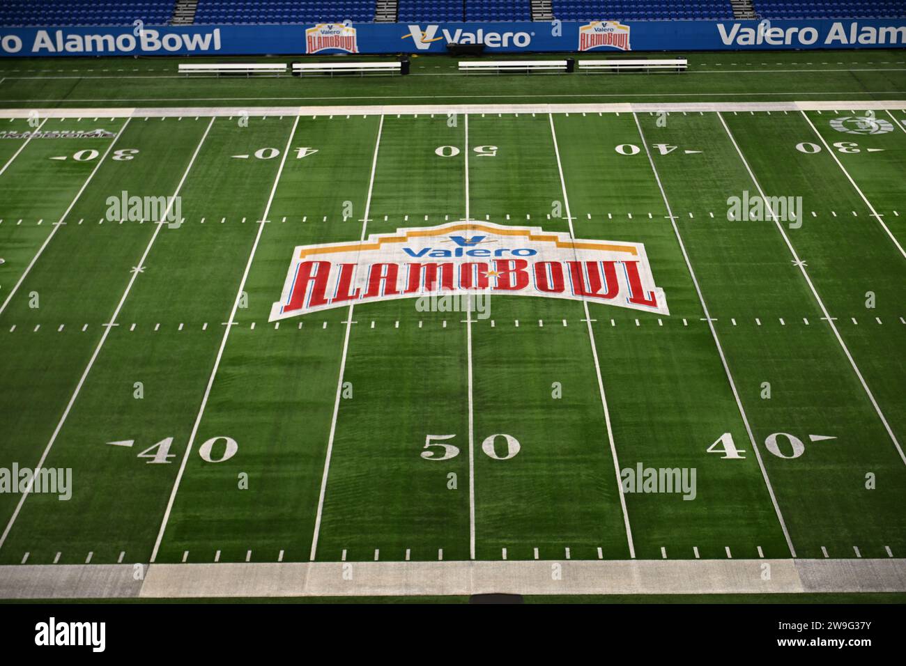 San Antonio, Texas, USA: Una visione generale del campo all'Alamodome prima del Valero Alamo Bowl di mercoledì 27 dicembre 2023. (Bert Richardson/i Foto Stock