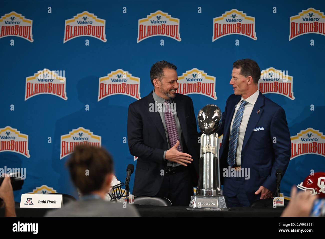 San Antonio, Texas, Stati Uniti: L'allenatore degli Arizona Wildcats Jedd Fisch e l'allenatore degli Oklahoma Sooners Brett Venabies si stringono la mano durante una conferenza stampa al t Foto Stock