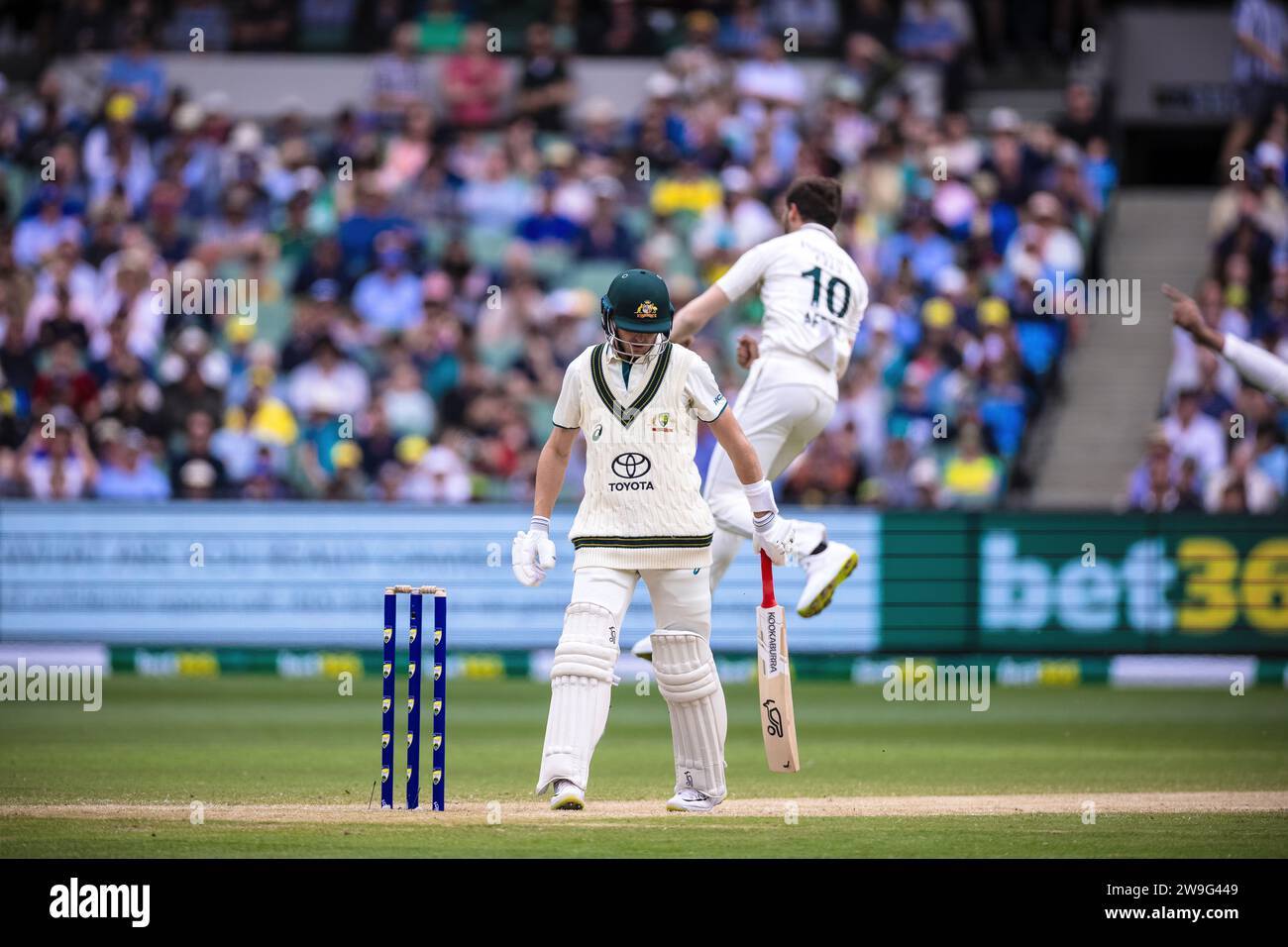 Melbourne, Australia, 28 dicembre 2023. Shaheen Shah Afridi del Pakistan celebra il suo wicket di Marnus Labuschagne dell'Australia durante il giorno 3 del Boxing Day test - Day 3 match tra Australia e Pakistan al Melbourne Cricket Ground il 28 dicembre 2023 a Melbourne, in Australia. Credito: Santanu Banik/Speed Media/Alamy Live News Foto Stock