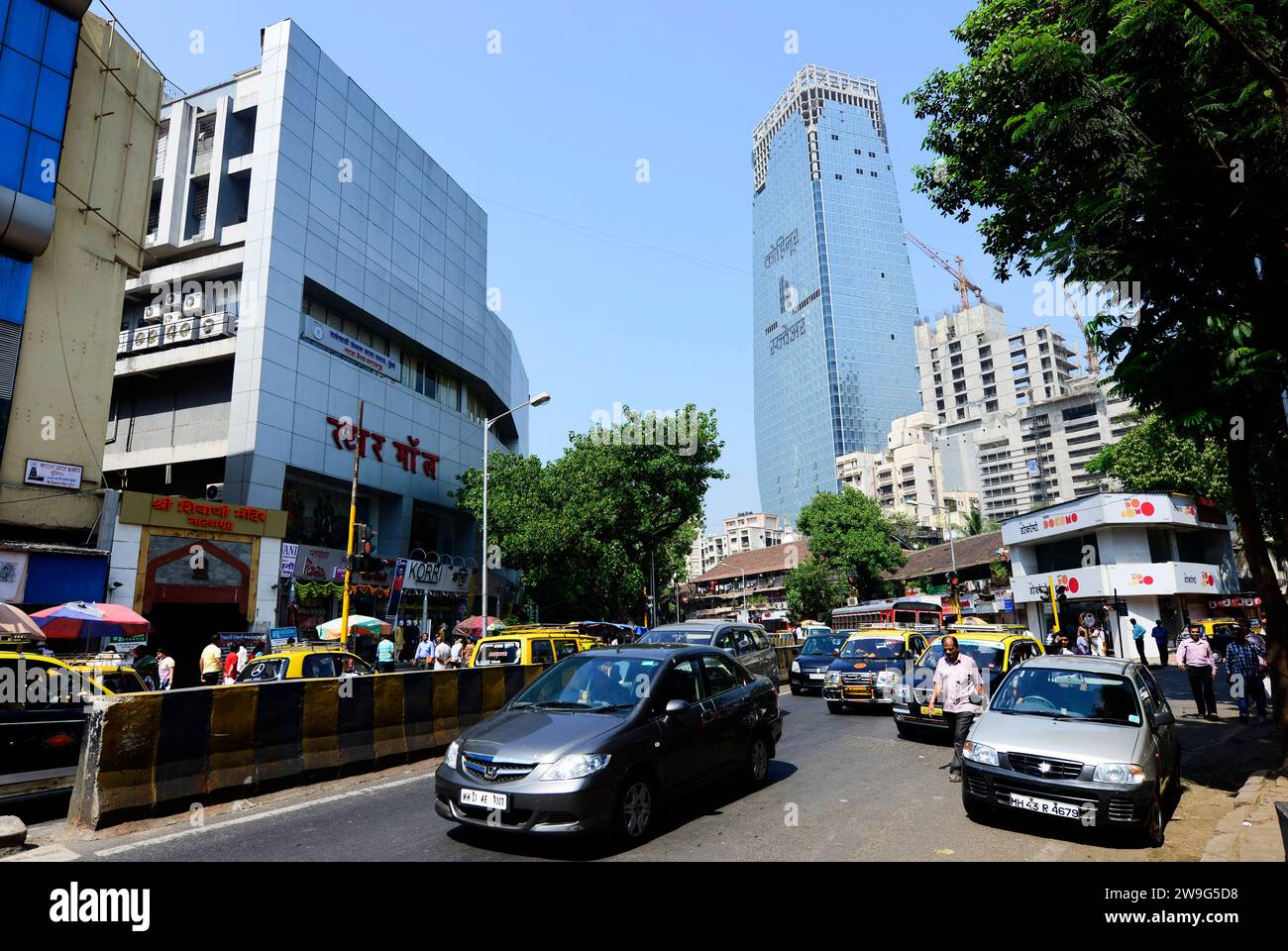 Il mutevole skyline urbano di Mumbai, India. Foto Stock