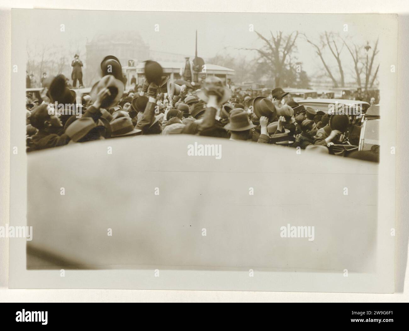 Folla all'arrivo della regina Vittoria Eugénie van Battenberg a Parigi, 1931 fotografa la folla di carta baryta di Parigi, gelatina, stampa argento, mafia di Parigi Foto Stock