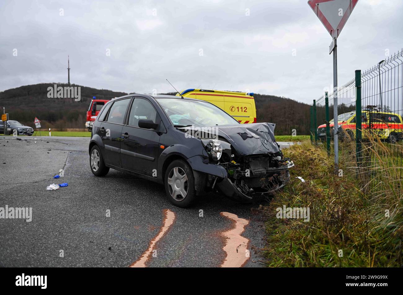 Löbau - Unfall zu Weihnachten: Ford und VW krachen ineinander 24.12.2023 gegen 11:20 Uhr Löbau, Bundesstraße 6 Bernstädter Straße Fotograf: LausitzNews.de/ Philipp Grohmann Der Vormittag des Weihnachtstages endete in Löbau für mindestens zwei Personen im Krankenhaus. Gegen 11:20 Uhr kam es dort an der Kreuzung B6 Laubaner Landstraße und der Bernstädter Straße zu einem Verkehrsunfall. Aus bislang unklarer Ursache krachte ein PKW Ford Fiesta in Die Fahrerseite eines PKW VW Golf. Dabei wurden mindestens zwei Personen verletzt. Diese wurden durch die Einsatzkräfte des Rettungsdienstes, einen Notar Foto Stock