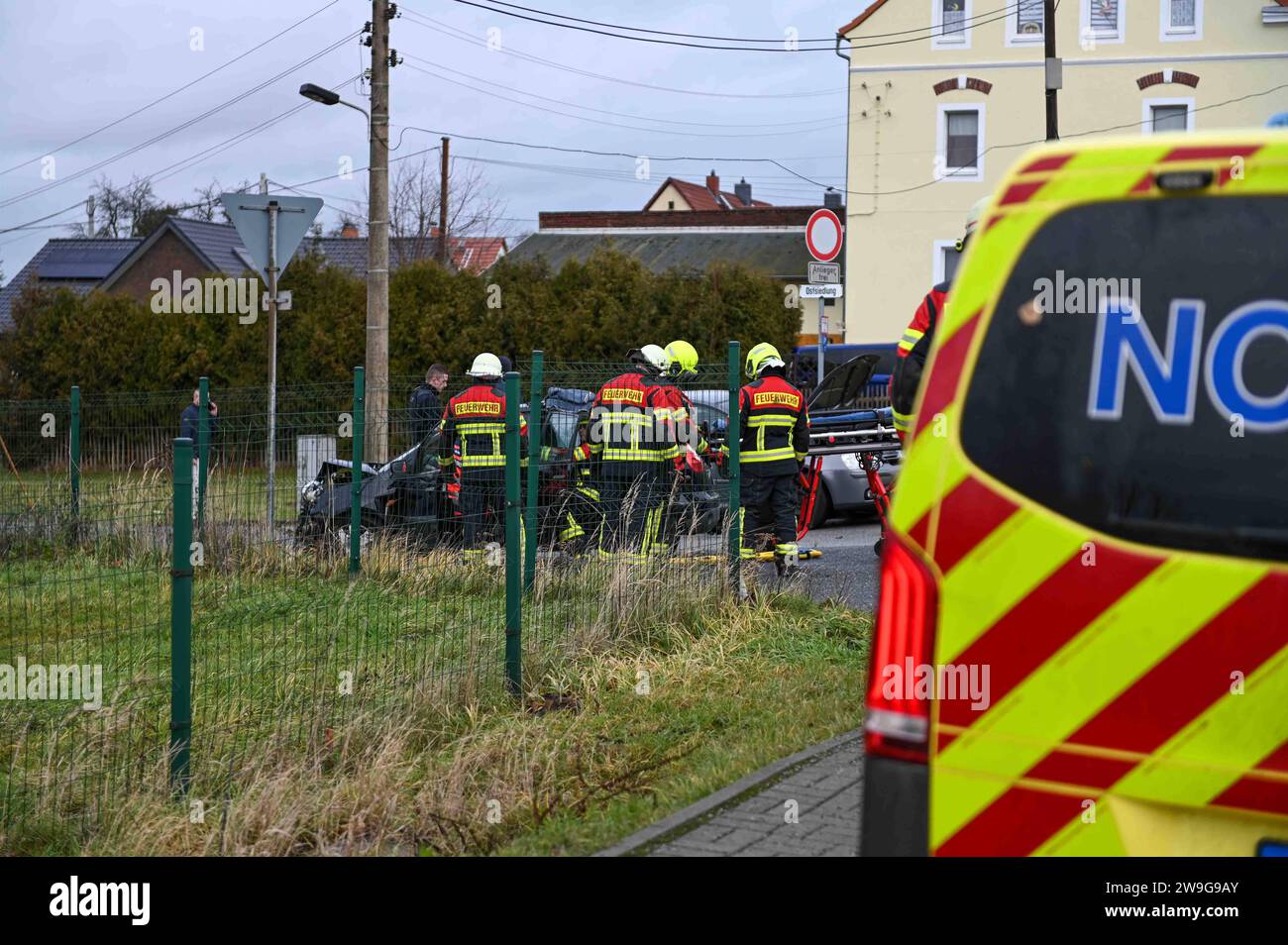 Löbau - Unfall zu Weihnachten: Ford und VW krachen ineinander 24.12.2023 gegen 11:20 Uhr Löbau, Bundesstraße 6 Bernstädter Straße Fotograf: LausitzNews.de/ Philipp Grohmann Der Vormittag des Weihnachtstages endete in Löbau für mindestens zwei Personen im Krankenhaus. Gegen 11:20 Uhr kam es dort an der Kreuzung B6 Laubaner Landstraße und der Bernstädter Straße zu einem Verkehrsunfall. Aus bislang unklarer Ursache krachte ein PKW Ford Fiesta in Die Fahrerseite eines PKW VW Golf. Dabei wurden mindestens zwei Personen verletzt. Diese wurden durch die Einsatzkräfte des Rettungsdienstes, einen Notar Foto Stock