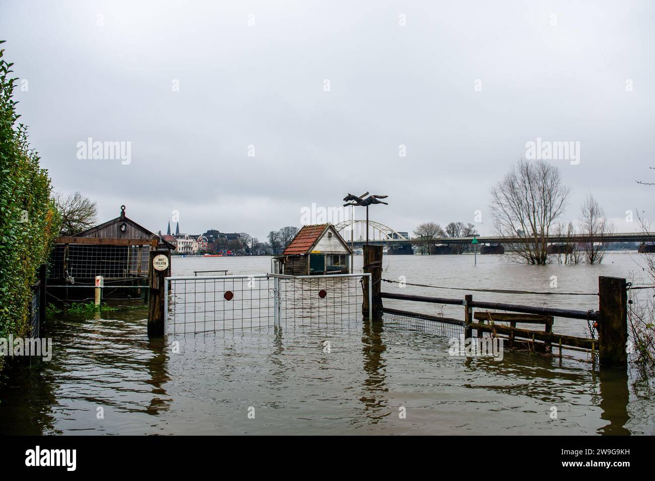 Deventer, Paesi Bassi. 27 dicembre 2023. Un'azienda agricola è inondata a causa dell'alto livello dell'acqua. A causa dell'innalzamento dell'acqua nel fiume IJssel, il comune del Deventer sta posizionando sacchi di sabbia sulla banchina per proteggere il centro storico della città. Le forti piogge che sono cadute in questi ultimi mesi, unite al fatto che le Alpi sono insolitamente calde per questo periodo dell'anno, hanno creato il fiume IJssel che inonda a Overijssel, Gelderland, Drenthe, Brabante e Limburgo. (Foto di Ana Fernandez/SOPA Images/Sipa USA) credito: SIPA USA/Alamy Live News Foto Stock