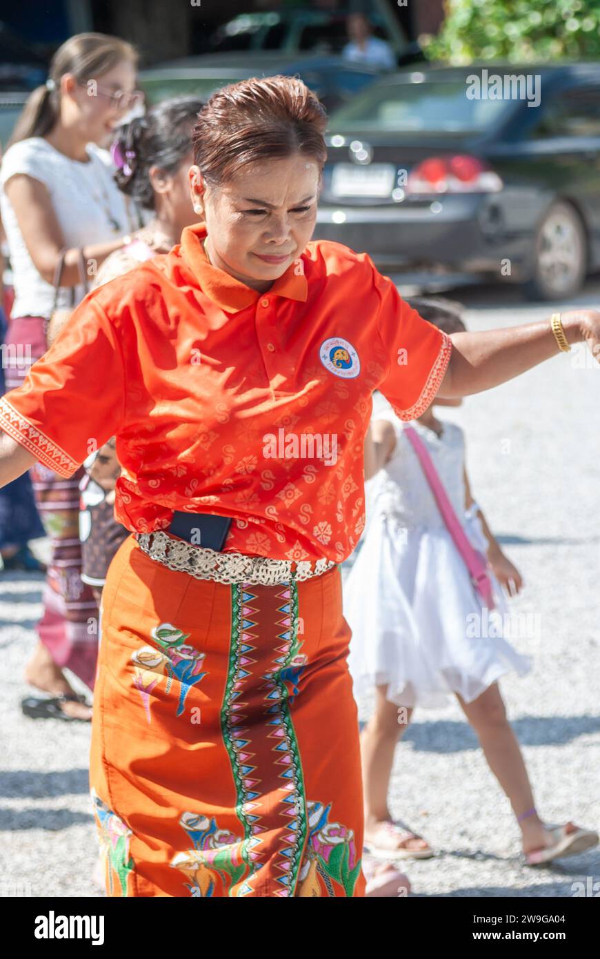 SURATTANI, THAILANDIA - NOVEMBRE 06, 2023: Le donne birmane si vestono in abiti nazionali, escono e ballano felicemente alla cerimonia di creazione del merito di Kathina in Birmania Foto Stock