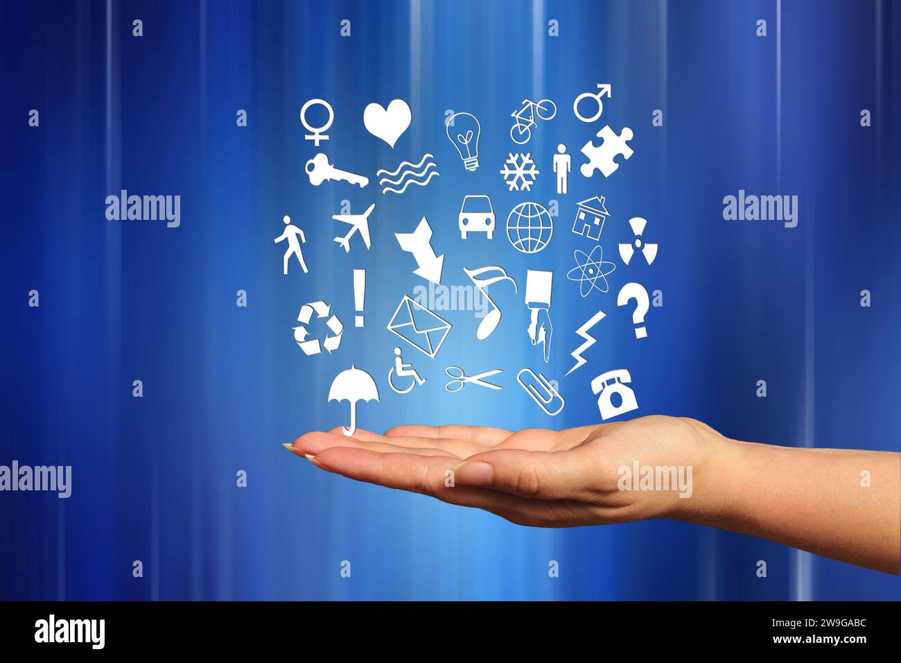 icone femminili a mano e internet fluttuanti Foto Stock