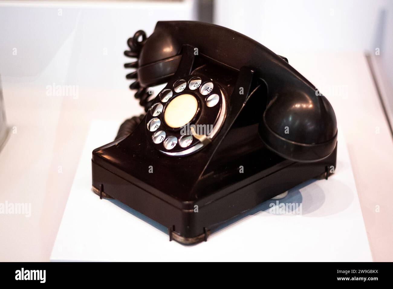 Un telefono rotativo nero d'epoca Foto Stock