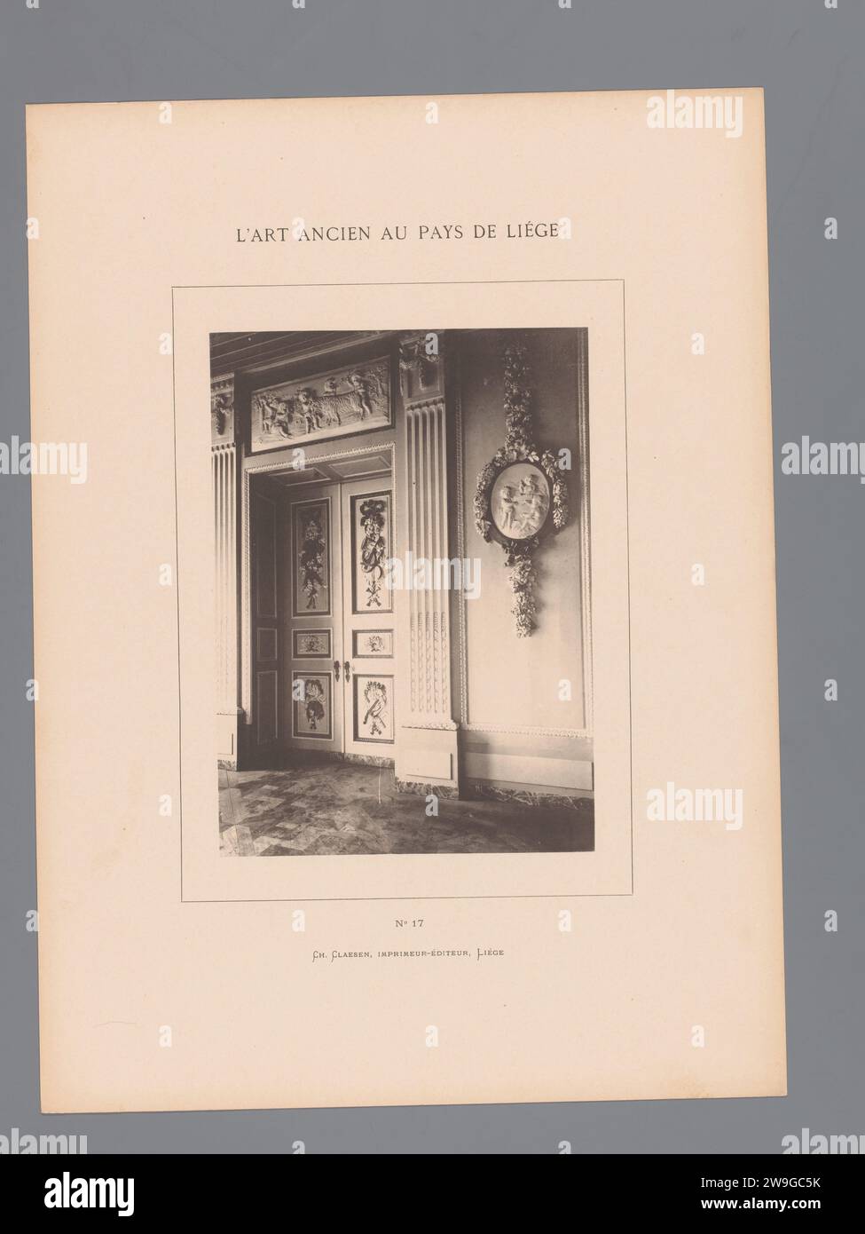 Camera con porta decorata nella vecchia prefettura di Liegi, Belgio, Anonimo, c. 1879 - in o prima del 1884 stampa fotomeccanica questa stampa fa parte di una copertina con venti stampe, un frontespizio e un elenco di immagini. Collotipo di carta Liegi all'interno della casa. Porta chiusa Liegi Foto Stock
