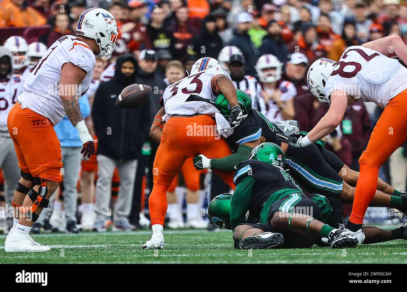 Annapolis, MD, USA. 27 dicembre 2023. Il running back dei Virginia Tech Hokies BHAYSHUL TUTEN (33) fa un fumble durante il Military Bowl Wednesday 2023, DEC. 27, 2023; al Navy-Marine Corps Memorial Stadium di Annapolis, Md (Immagine di credito: © Saquan Stimpson/ZUMA Press Wire) SOLO USO EDITORIALE! Non per USO commerciale! Foto Stock