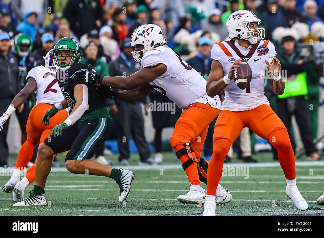 Annapolis, MD, USA. 27 dicembre 2023. Il quarterback dei Virginia Tech Hokies KYRON DRONI (1) tentò un passaggio durante il Military Bowl Wednesday 2023, DEC. 27, 2023; al Navy-Marine Corps Memorial Stadium di Annapolis, Md (Immagine di credito: © Saquan Stimpson/ZUMA Press Wire) SOLO USO EDITORIALE! Non per USO commerciale! Foto Stock