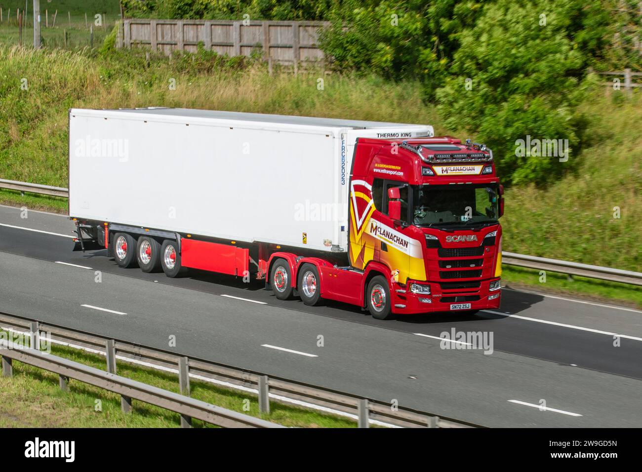 McLanachan Transport Ltd Scania 500S Thermo King per la guida di un rimorchio sull'autostrada M6, Manchester, Regno Unito Foto Stock