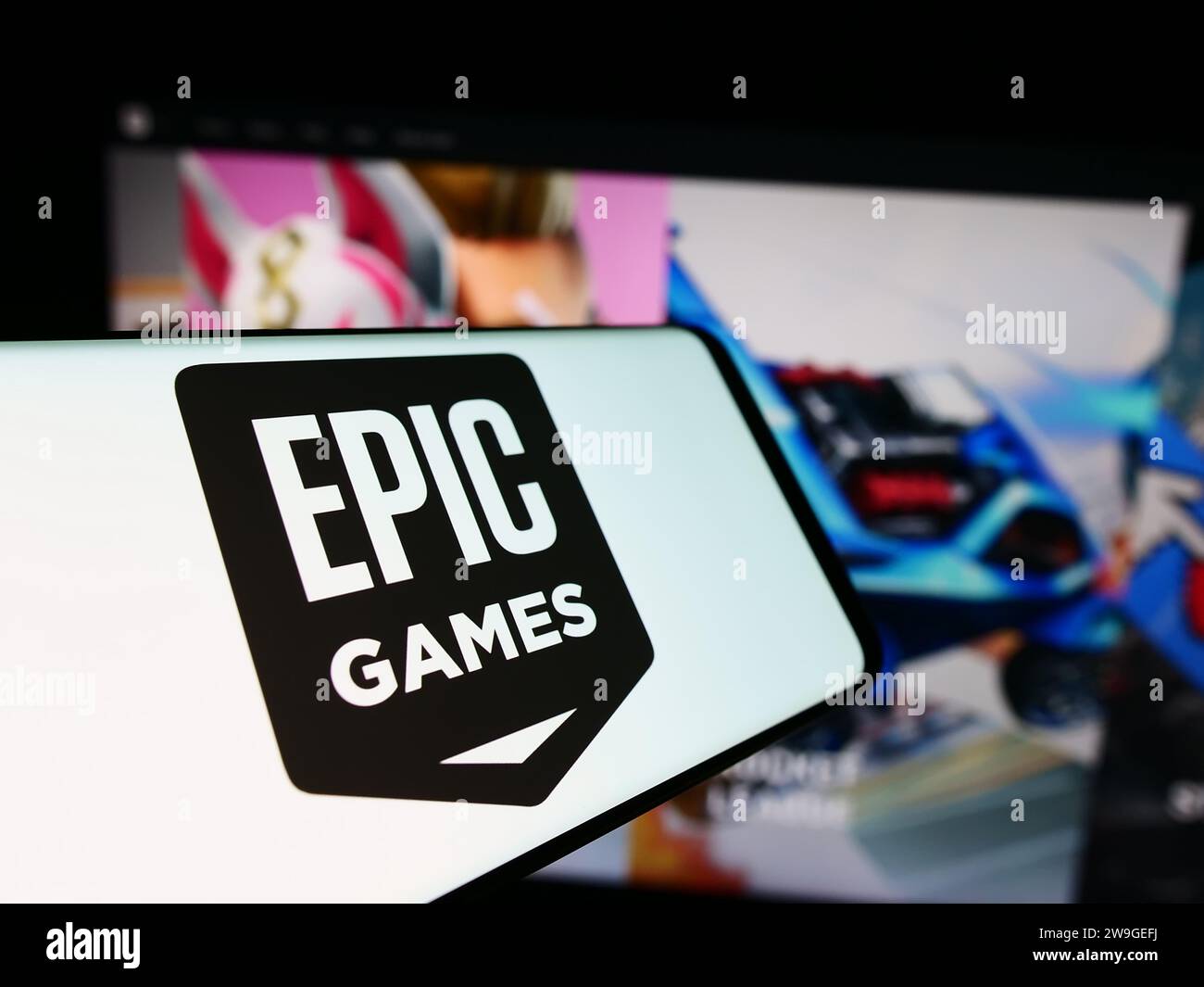 Cellulare con logo della società americana di sviluppo di videogiochi Epic Games Inc. Davanti al sito Web. Concentrarsi sul centro del display del telefono. Foto Stock