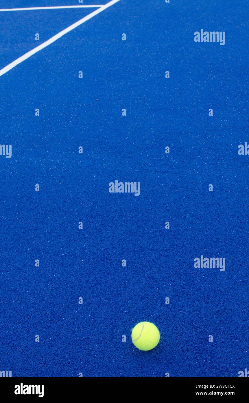 palla su un campo da paddle tennis, concetto di sport racket Foto Stock