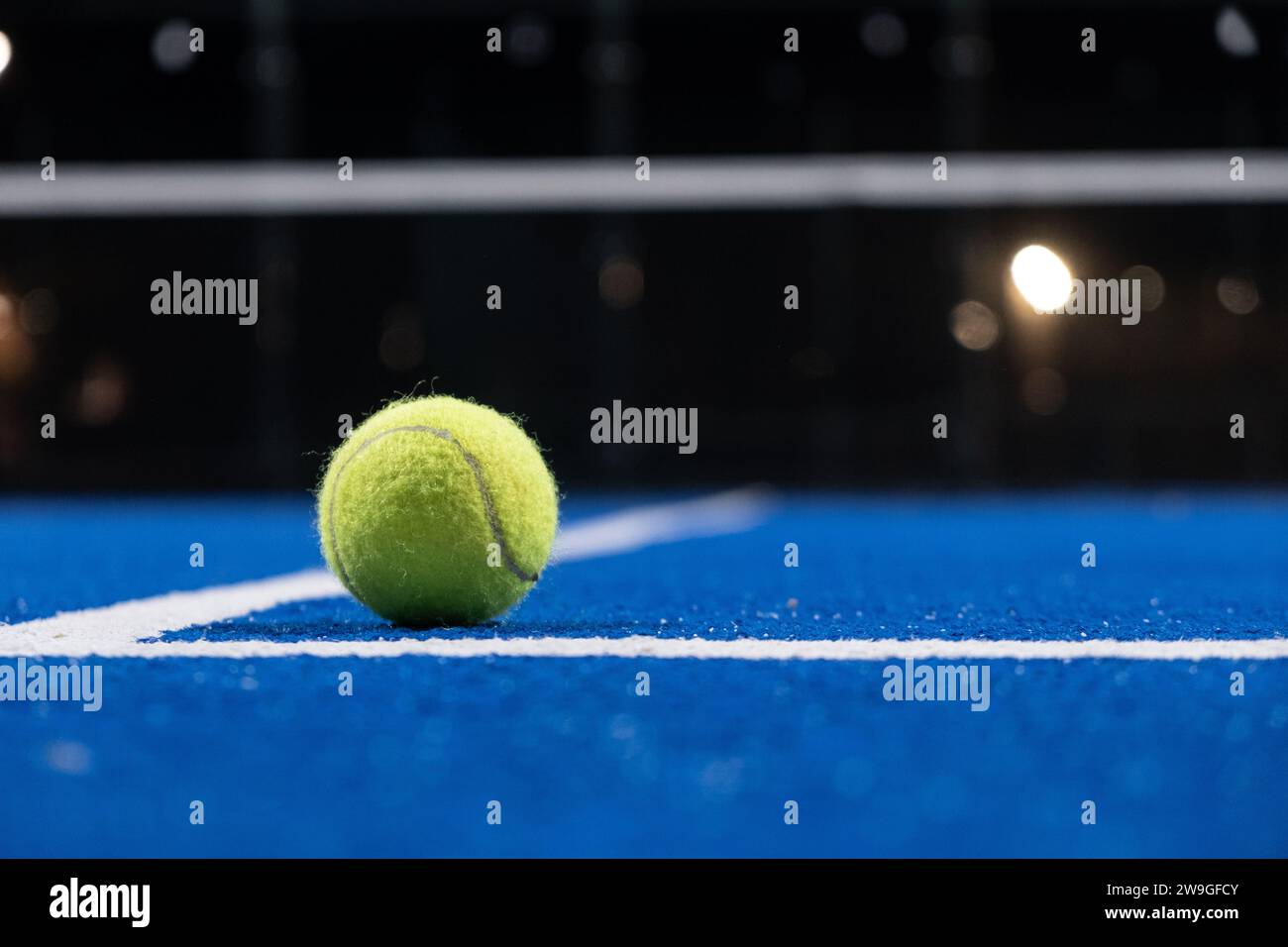 palla su un campo da paddle tennis di notte, campo da racket sport Foto Stock