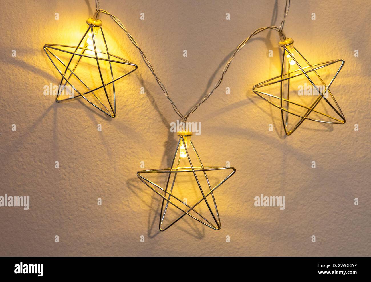 Le decorazioni celebrative sono realizzate con luci, perfette per festeggiare le festività natalizie Foto Stock