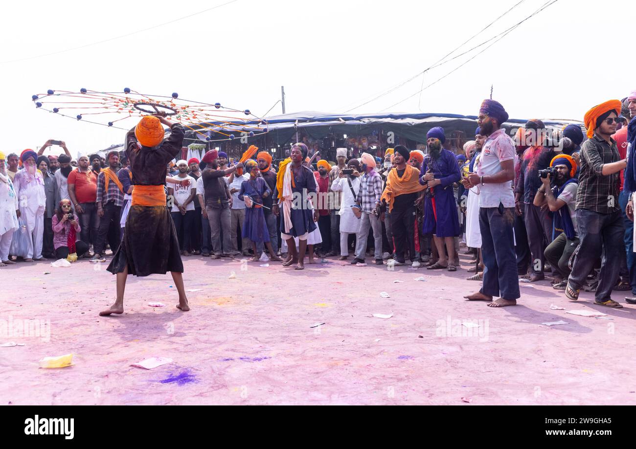 Maschio Sikh (Nihang Sardar) che esegue arte marziale come cultura durante la celebrazione di Hola Mohalla all'Anandpur Sahib on holi festival. Foto Stock