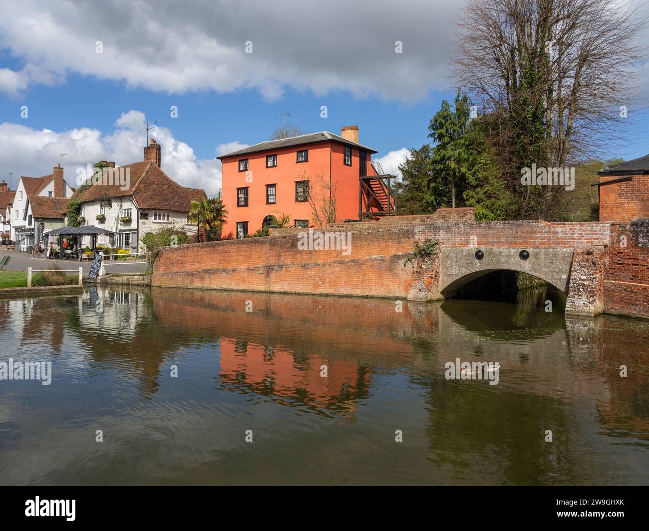 Una vista sullo stagno delle anatre fino al verde nel pittoresco villaggio di Finchingfield, Essex, Regno Unito Foto Stock