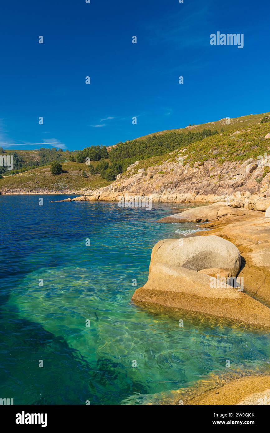 Costa idilliaca caratterizzata da grandi rocce e acque pulite e calme sull'Oceano Atlantico, Galizia, Spagna Foto Stock