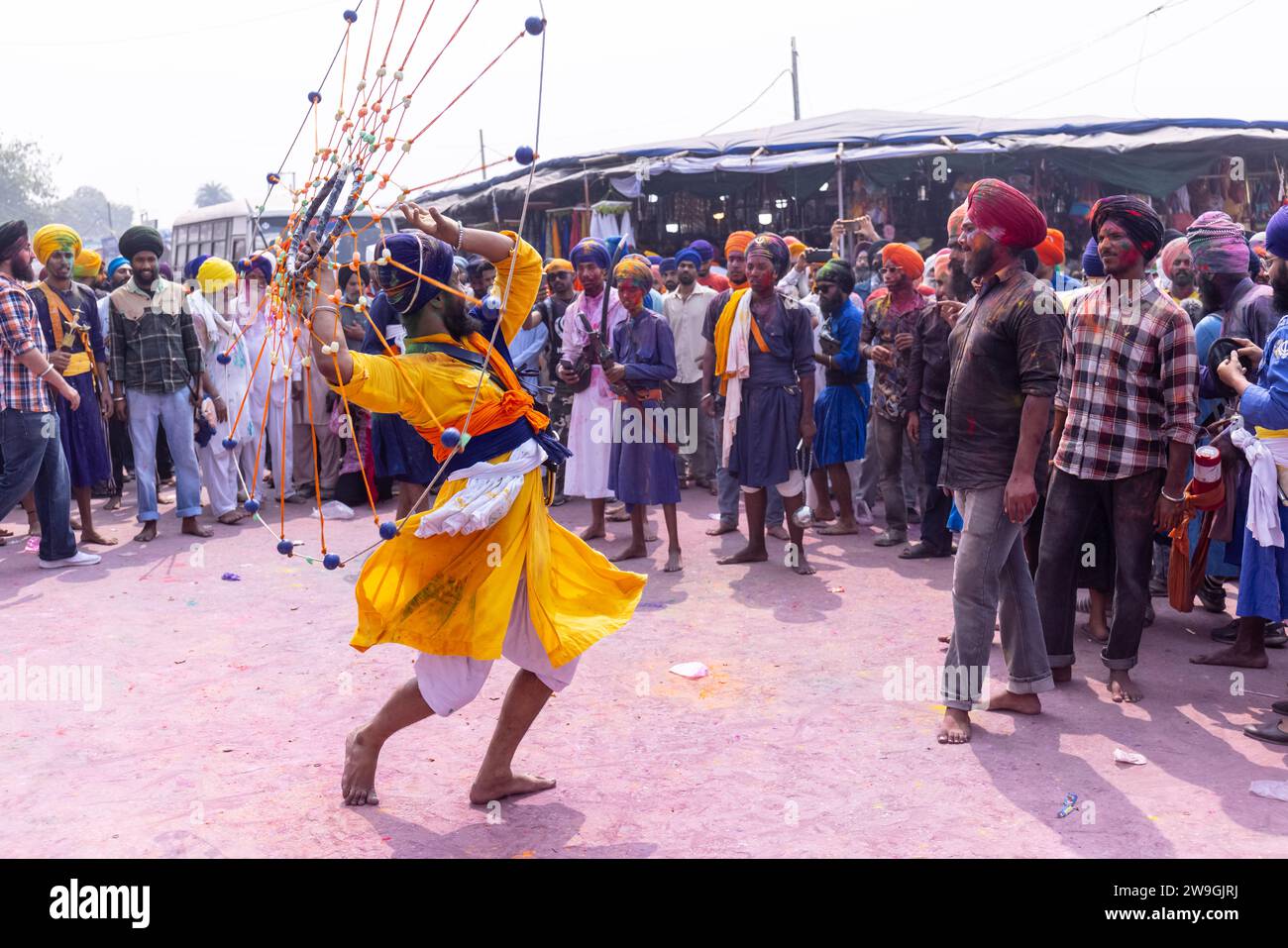 Maschio Sikh (Nihang Sardar) che esegue arte marziale come cultura durante la celebrazione di Hola Mohalla all'Anandpur Sahib on holi festival. Foto Stock