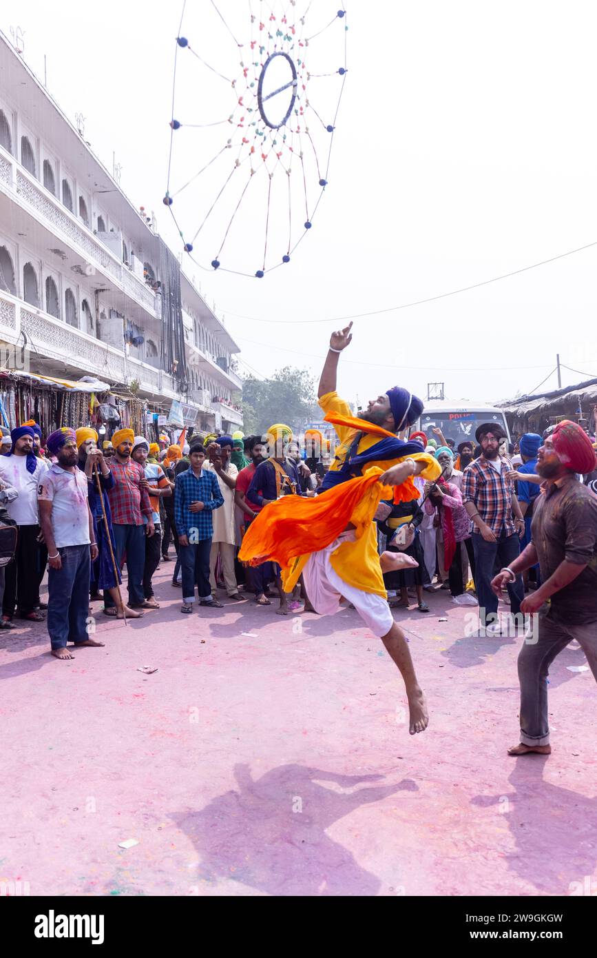 Maschio Sikh (Nihang Sardar) che esegue arte marziale come cultura durante la celebrazione di Hola Mohalla all'Anandpur Sahib on holi festival. Foto Stock