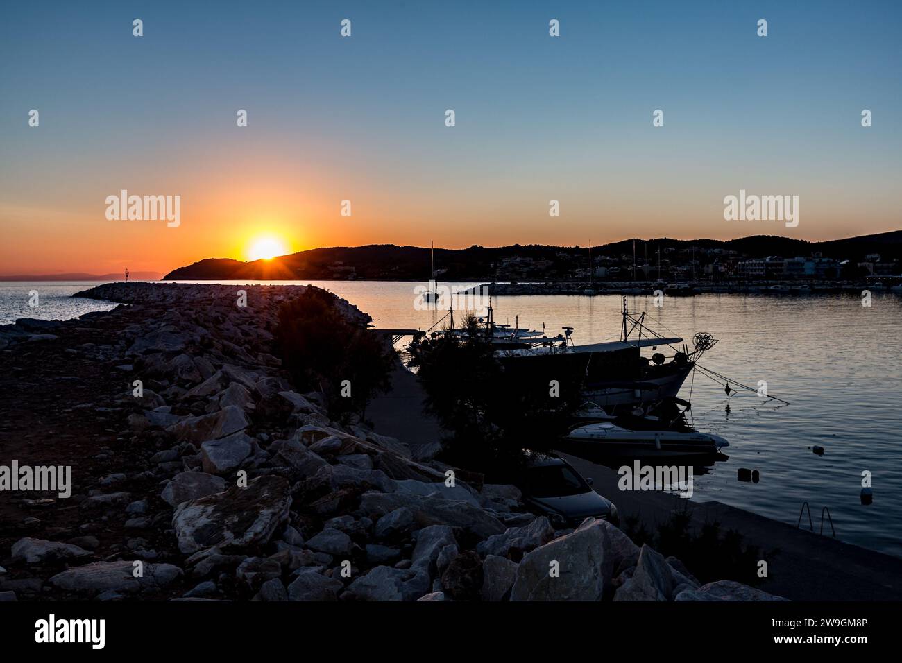 Foto di viaggio al tramonto dal porto vicino a Limenaria, isola di Thasos, Grecia Foto Stock