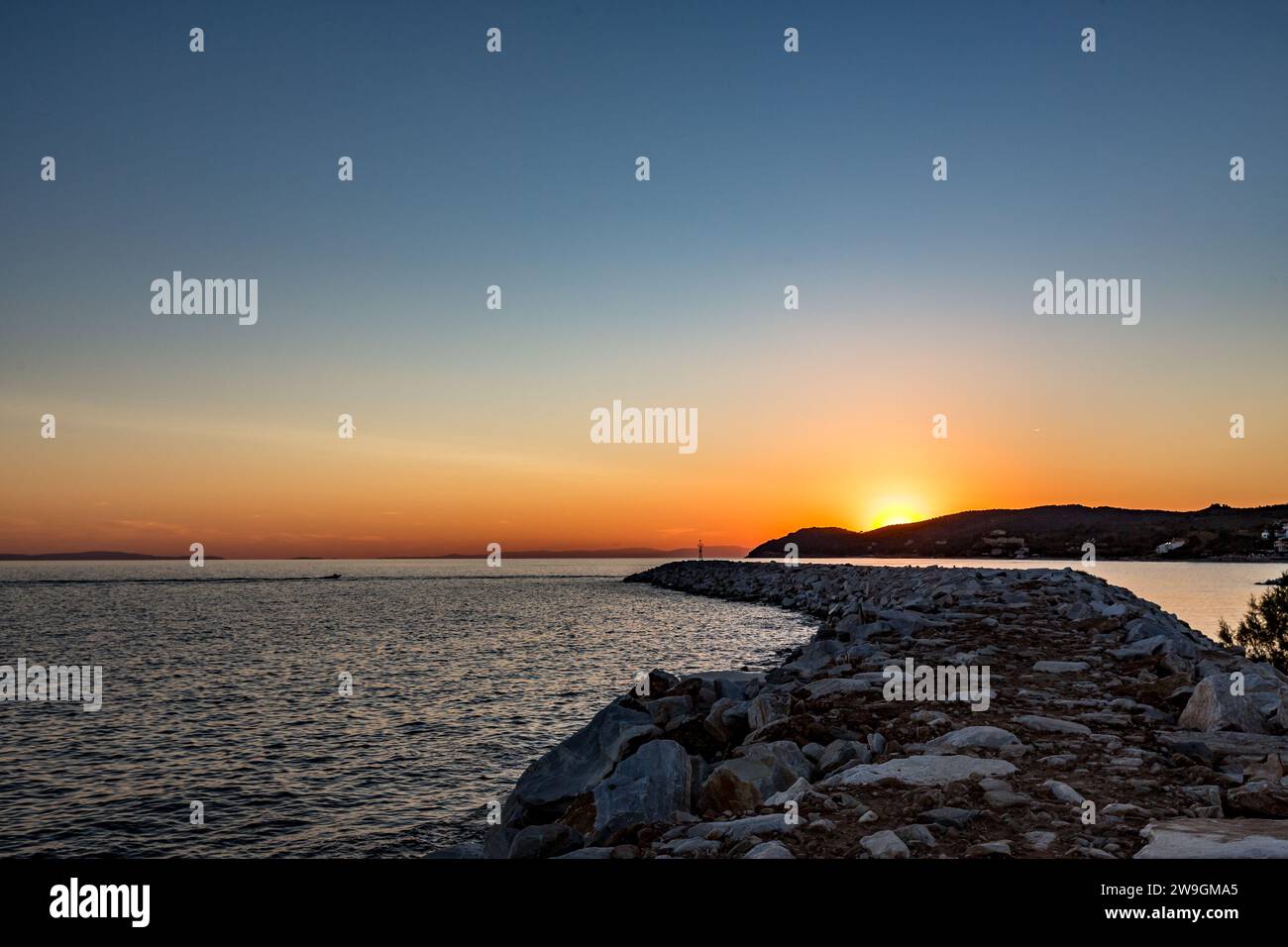 Foto di viaggio al tramonto dal porto vicino a Limenaria, isola di Thasos, Grecia Foto Stock