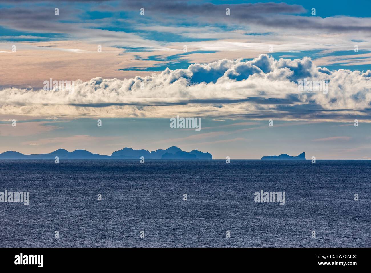 Nel tardo pomeriggio, vista sull'Oceano Atlantico vicino a Vik, nell'Islanda meridionale Foto Stock
