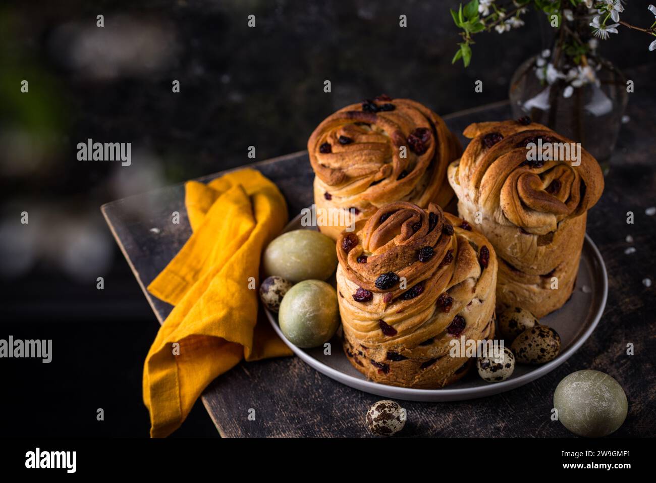 Torta di Pasqua cruffin con uva passa e fragola Foto Stock