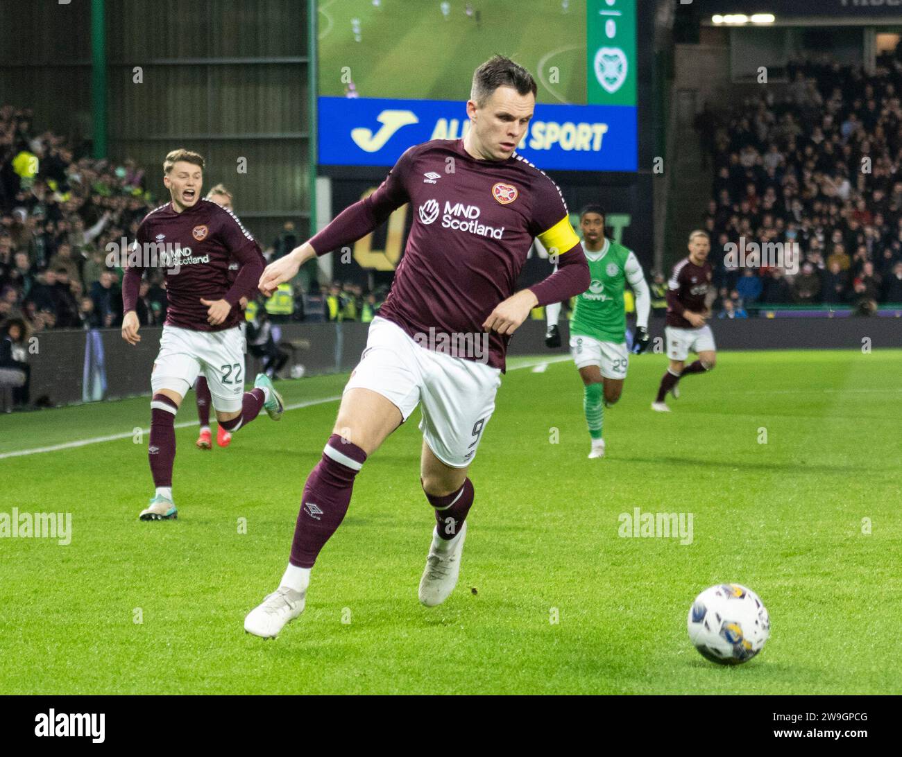 Edimburgo, Regno Unito. 27 dicembre 2023. Scottish Premiership - Hibernian FC V Heart of Midlothian FC 27/12/2023 l'attaccante degli Hearts, Lawrence Shankland, porta la palla a monte mentre l'Hibernian affronta il cuore del Midlothian nella Scottish Premiership all'Easter Road Stadium, Edimburgo, Regno Unito credito: Ian Jacobs/Alamy Live News Foto Stock