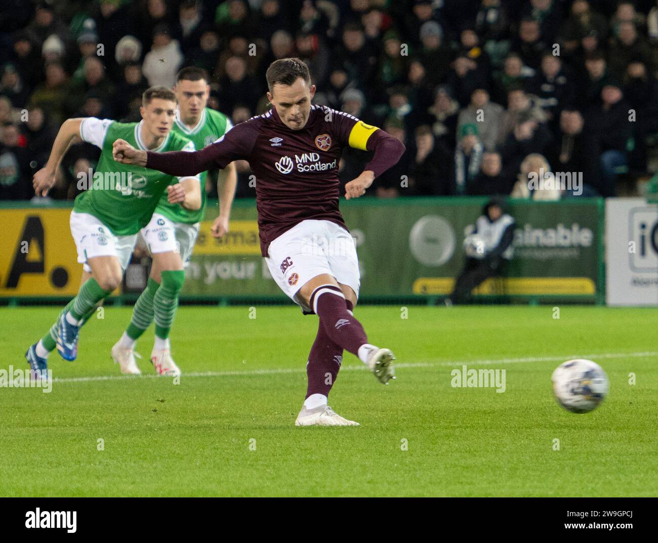 Edimburgo, Regno Unito. 27 dicembre 2023. Scottish Premiership - Hibernian FC V Heart of Midlothian FC 27/12/2023 l'attaccante degli Hearts, Lawrence Shankland, perde una grande opportunità per mettere i visitatori davanti quando colpisce il posto dal punto di penalità mentre l'Hibernian affronta il cuore del Midlothian nella Scottish Premiership allo stadio Easter Road, Edinburgh, UK Credit: Ian Jacobs/Alamy Live News Foto Stock Edimburgo, Regno Unito. 27 dicembre 2023. Scottish Premiership - Hibernian FC V Heart of Midlothian FC 27/12/2023 l'attaccante degli Hearts, Lawrence Shankland, perde una grande opportunità per mettere i visitatori davanti quando colpisce il posto dal punto di penalità mentre l'Hibernian affronta il cuore del Midlothian nella Scottish Premiership allo stadio Easter Road, Edinburgh, UK Credit: Ian Jacobs/Alamy Live News Foto Stock