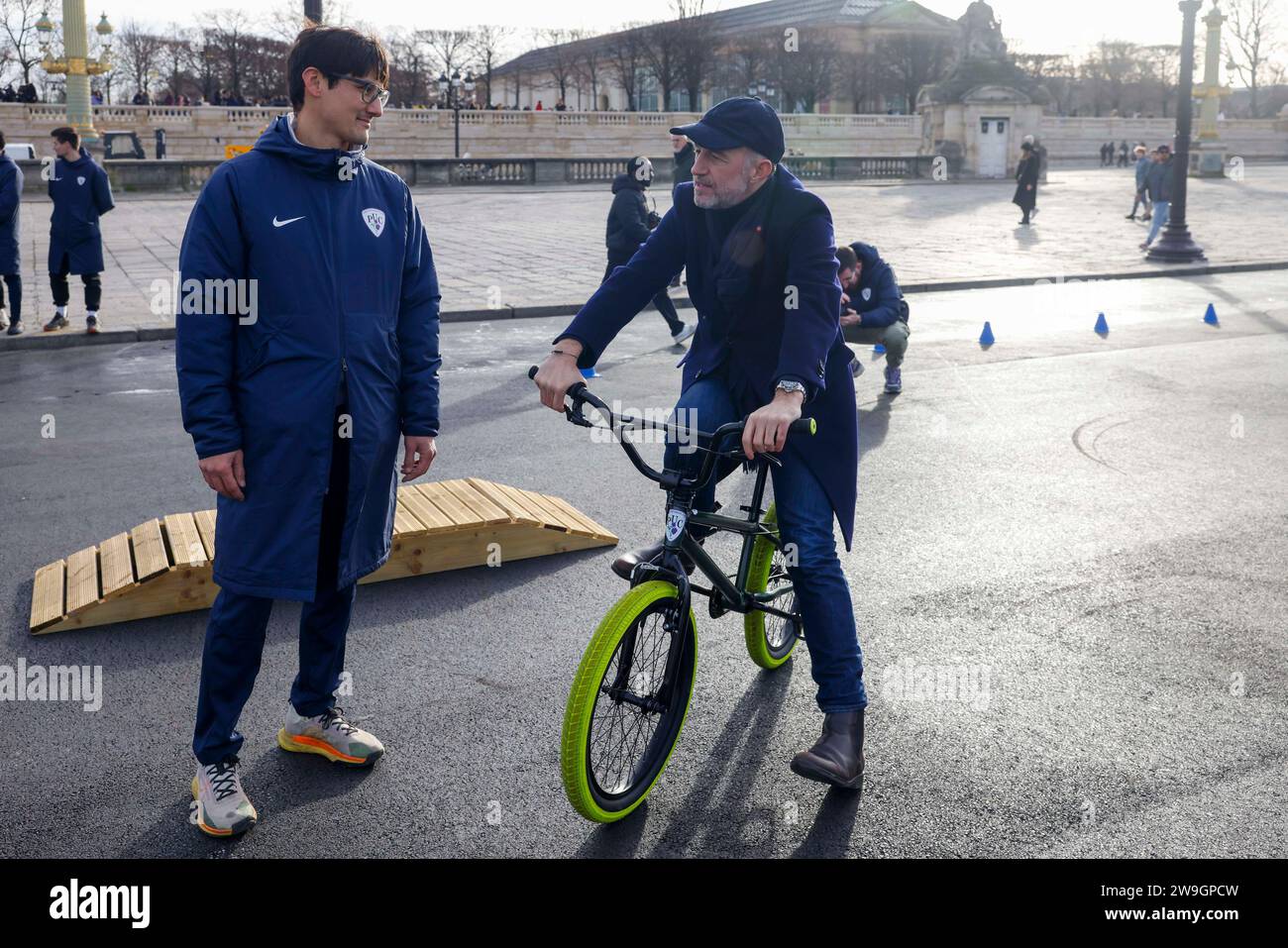 © PHOTOPQR/LE PARISIEN/olivier corsan ; Parigi ; 27/12/2023 ; Parigi, Francia, le 27 décembre 2023. Sur la Place de la Concorde où trône l'Obélisque et où les Sports urbains des Jeux Olympiques de Paris 2024 ( JO 2024 ), Skate, BMX, Breaking, Basket 3x3 auront lieu, la mairie de Paris a installé sur le Concorde Park où le Public peut s'Initier à ces différentes pratiques sportives mais aussi au Parkour, trotinette, échecs, tennis, badminton, golf. Emmanuel Grégoire (sur la Photo avec la casquette), le Premier adjoint à la maire de Paris était là pour son inaugurazione. Foto : LP/Olivier Corsan Foto Stock