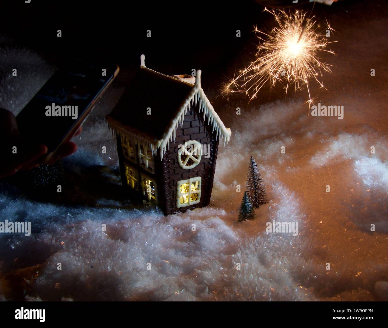 Casa di cioccolato su una neve, decorazione in una notte di Natale Foto Stock