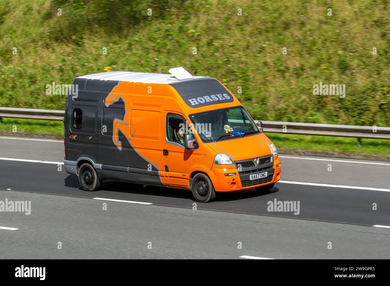 2008 Grigio Orange Vauxhall Movano 3500 LWB H/R P/C CDTI 2464 cc cassetta manuale a 5 velocità HR H/R; viaggia sull'autostrada M6 a Greater Manchester, Regno Unito Foto Stock