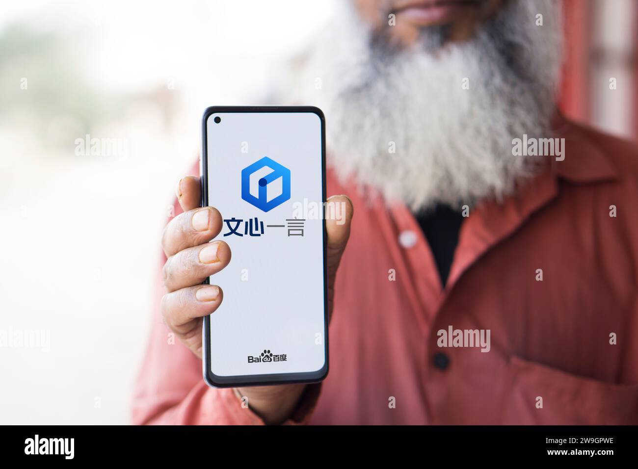 Dhaka, Bangladesh - 27 dicembre 2023: Mano che tiene un telefono con Ernie bot ai chatbot. Ernie Bot nome completo Enhanced Representation Through Knowledge in Foto Stock