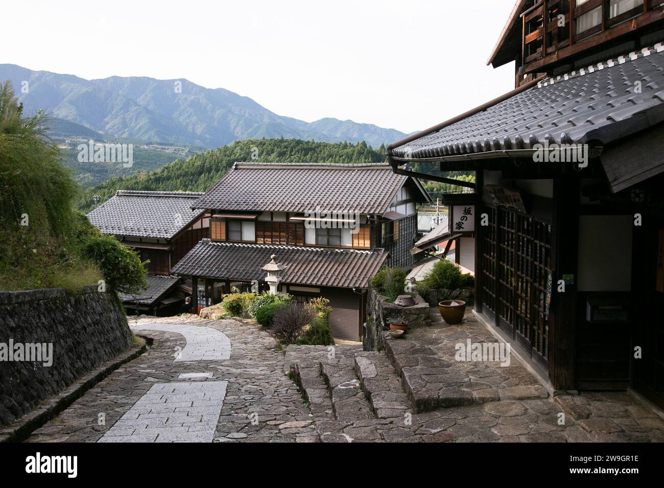 Strade e case tradizionali giapponesi nella città di Magome Juku lungo il sentiero Nakasendo nella valle di Kiso, in Giappone. Foto Stock