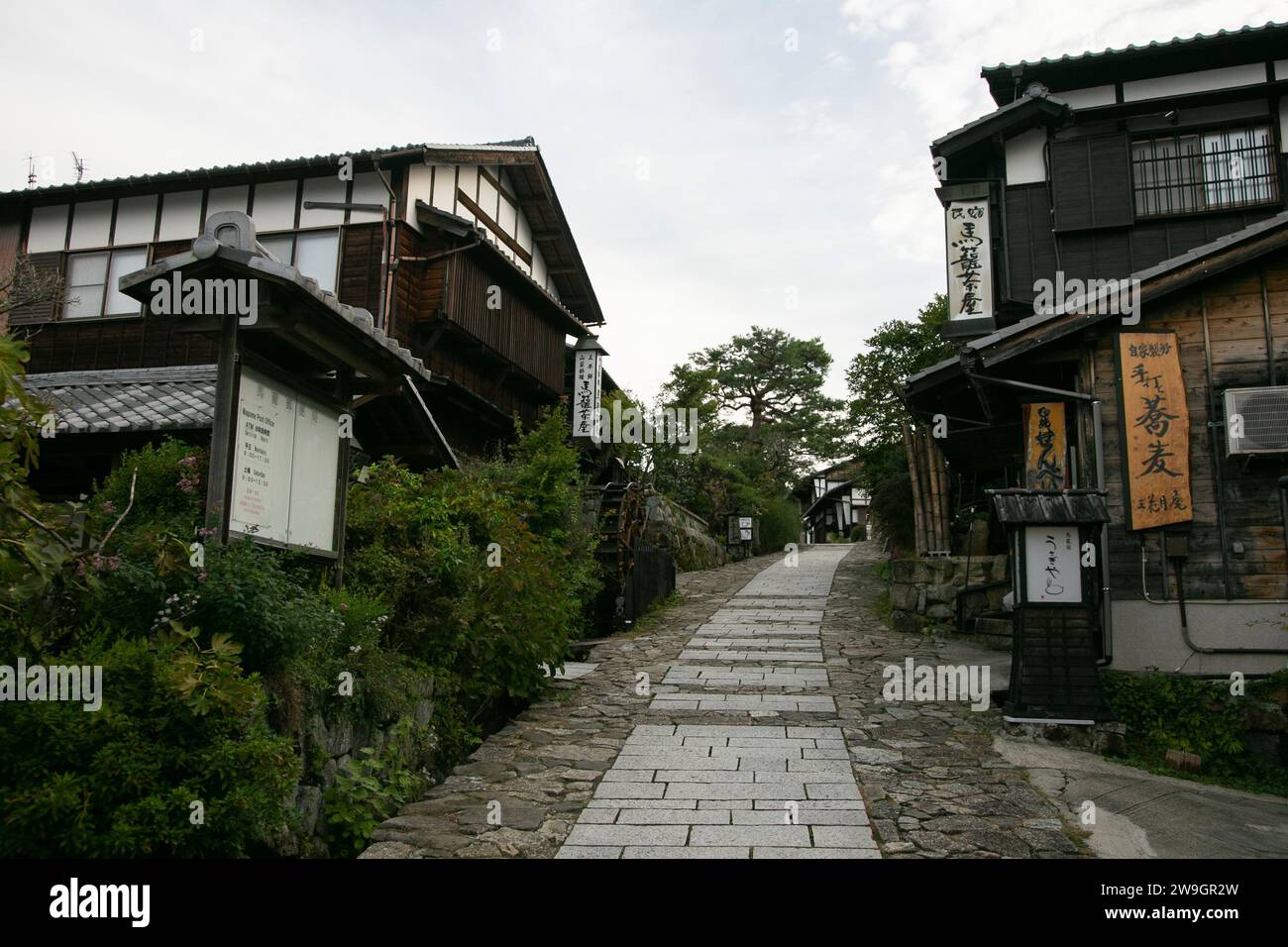 Strade e case tradizionali giapponesi nella città di Magome Juku lungo il sentiero Nakasendo nella valle di Kiso, in Giappone. Foto Stock