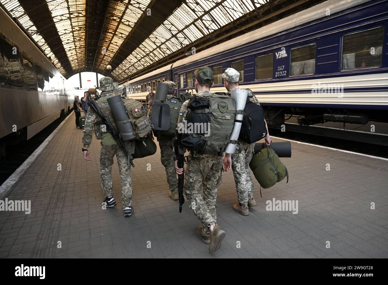 Leopoli, Ucraina - 25 maggio 2023: I militari ucraini camminano lungo una piattaforma della stazione ferroviaria principale della città di Leopoli. Foto Stock