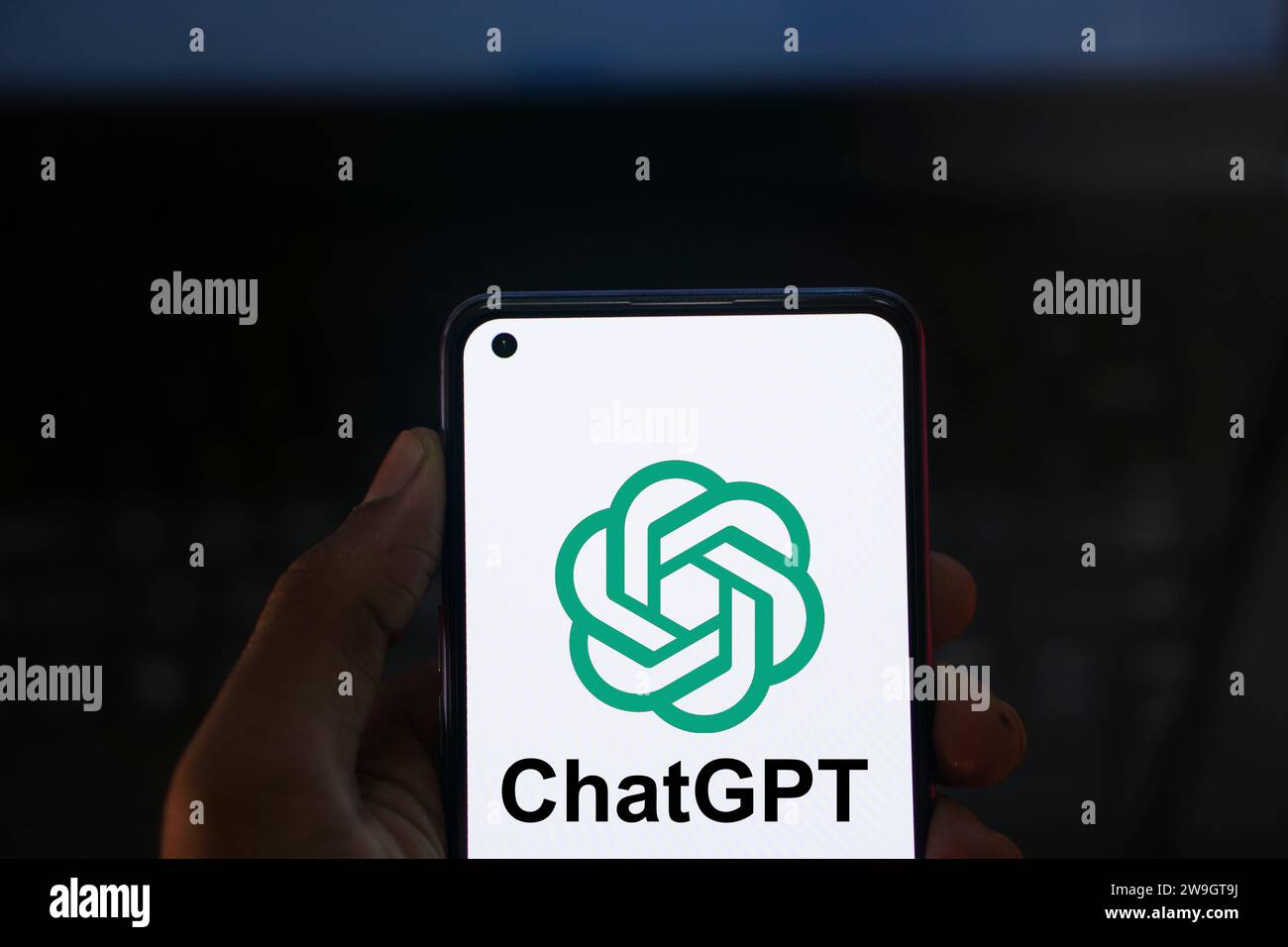Dhaka, Bangladesh - 27 dicembre 2023: Mano tenendo un telefono con ChatGPT ai chatbot. ChatGPT è un chatbot sviluppato da OpenAI. Foto Stock