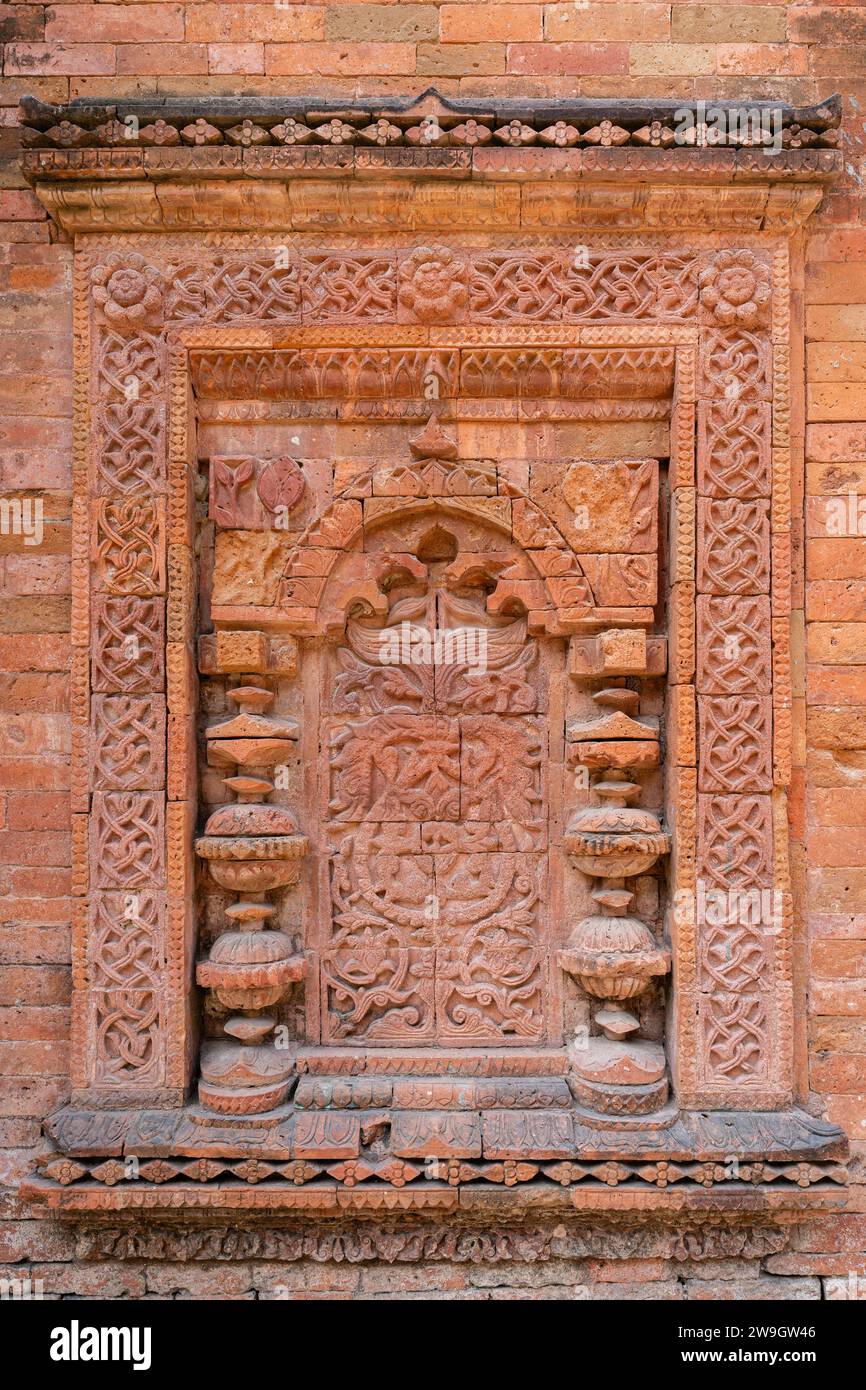 Vista verticale dettagliata del decor in mattoni e terracotta sulle pareti esterne dell'antica moschea medievale Khania Dighi, Shahabazpur, Chapai Nawabganj, Bangladesh Foto Stock