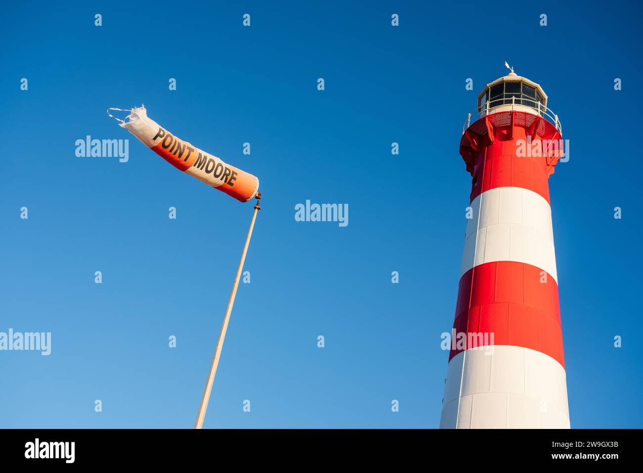 Il faro a banda rossa e bianca a Point Moore a Geraldton, Australia Occidentale. Foto Stock